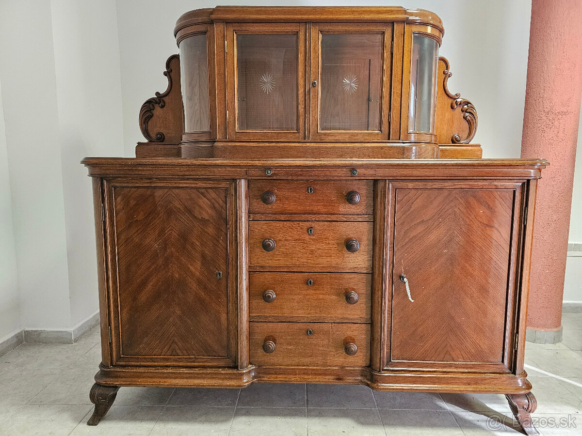 Predám starožitnú komodu v vitrínou