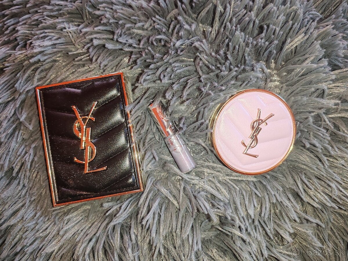 Tiene a licenka plus lesk na pery ysl