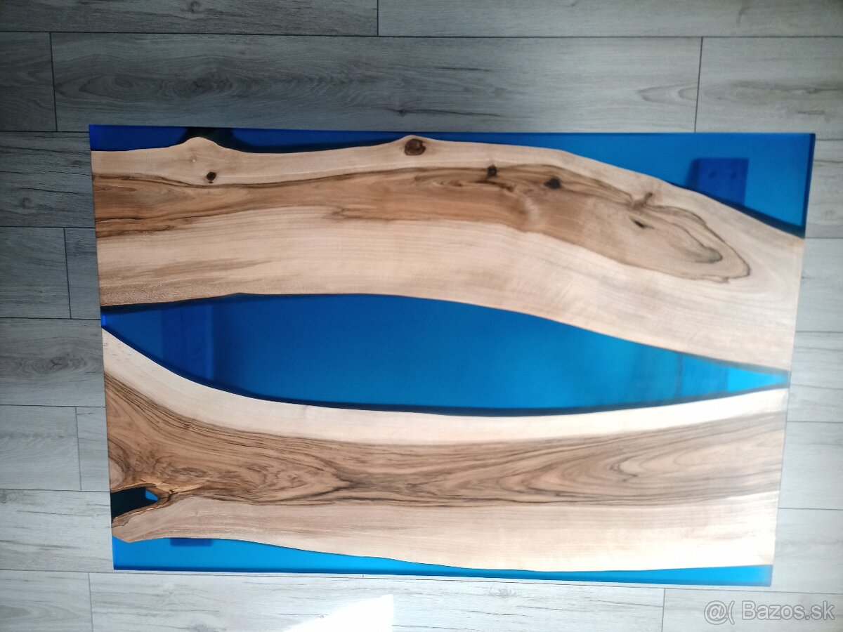 Epoxidový konferenčný stolik