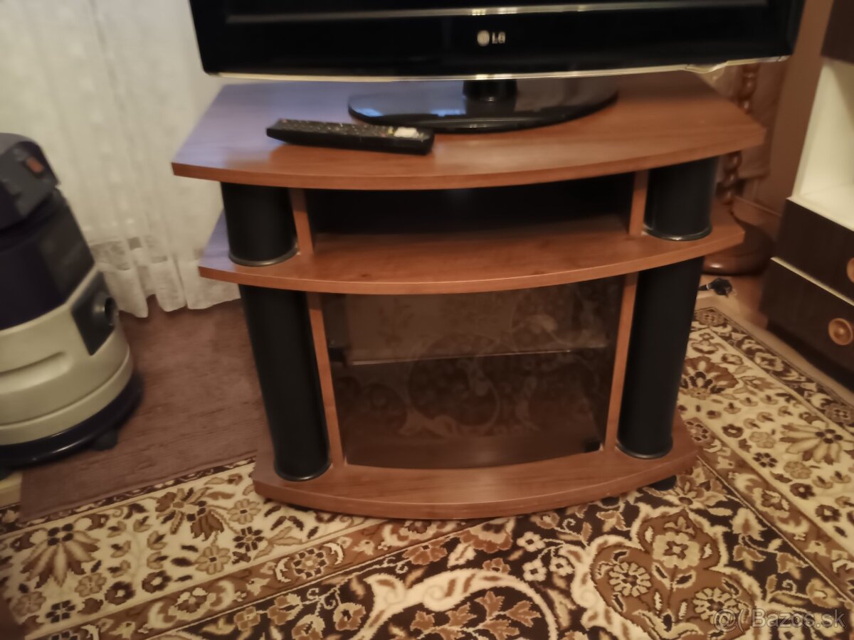 Stolík pod televizor