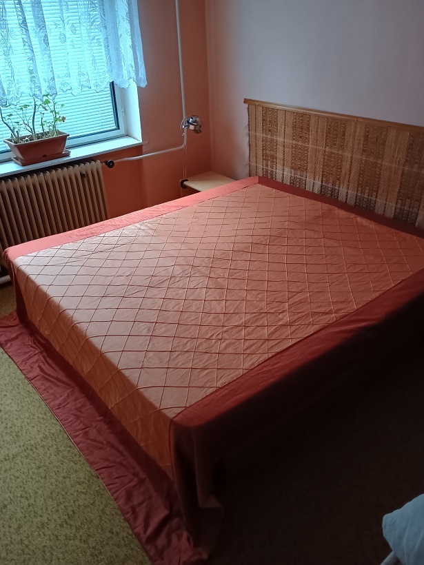 Prehoz na posteľ.