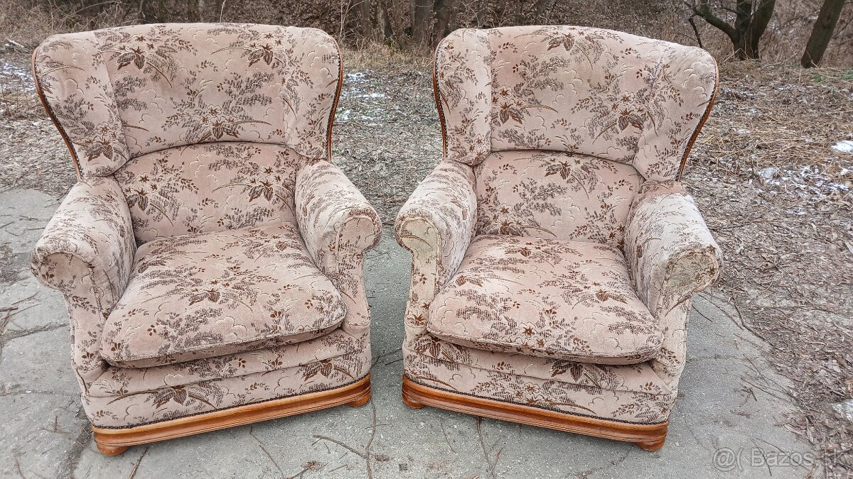 Masivní křeslo ušák