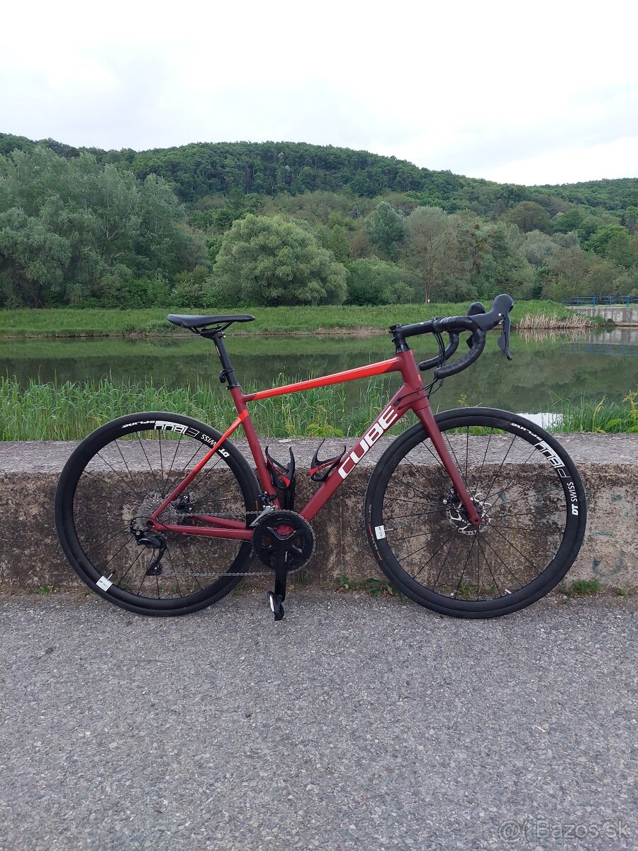 Predám cestný bicykel Cube
