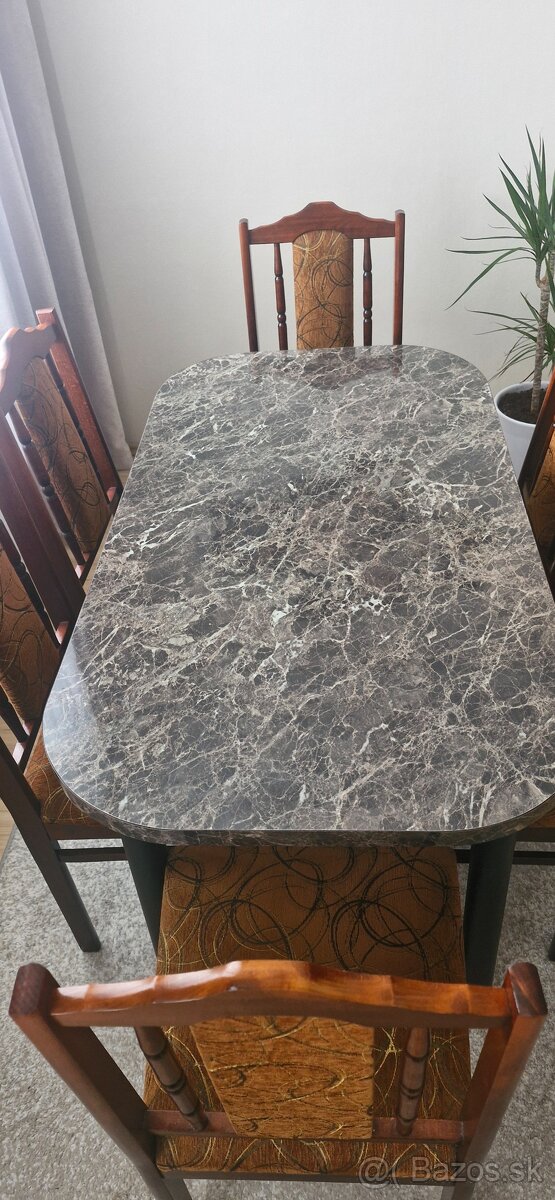 Stôl a stoličky