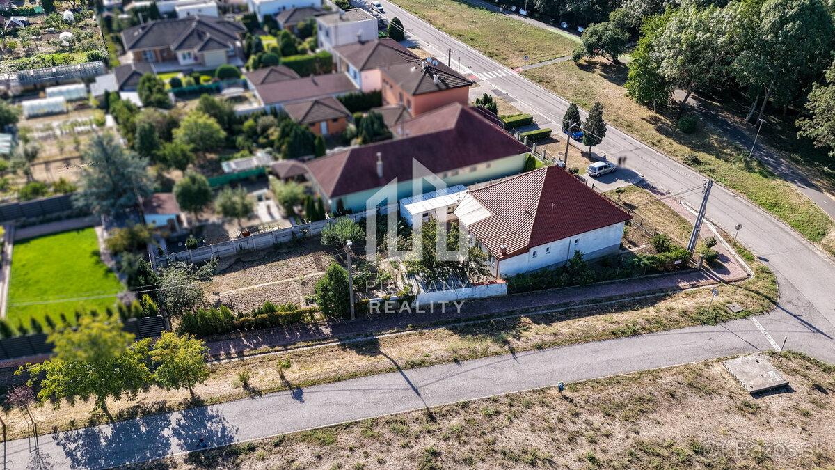 Rodinný dom s garážou, ideálnym pozemkom a potenciálom podkr