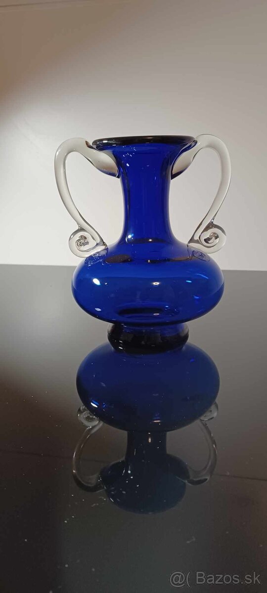 Krásna modrá váza