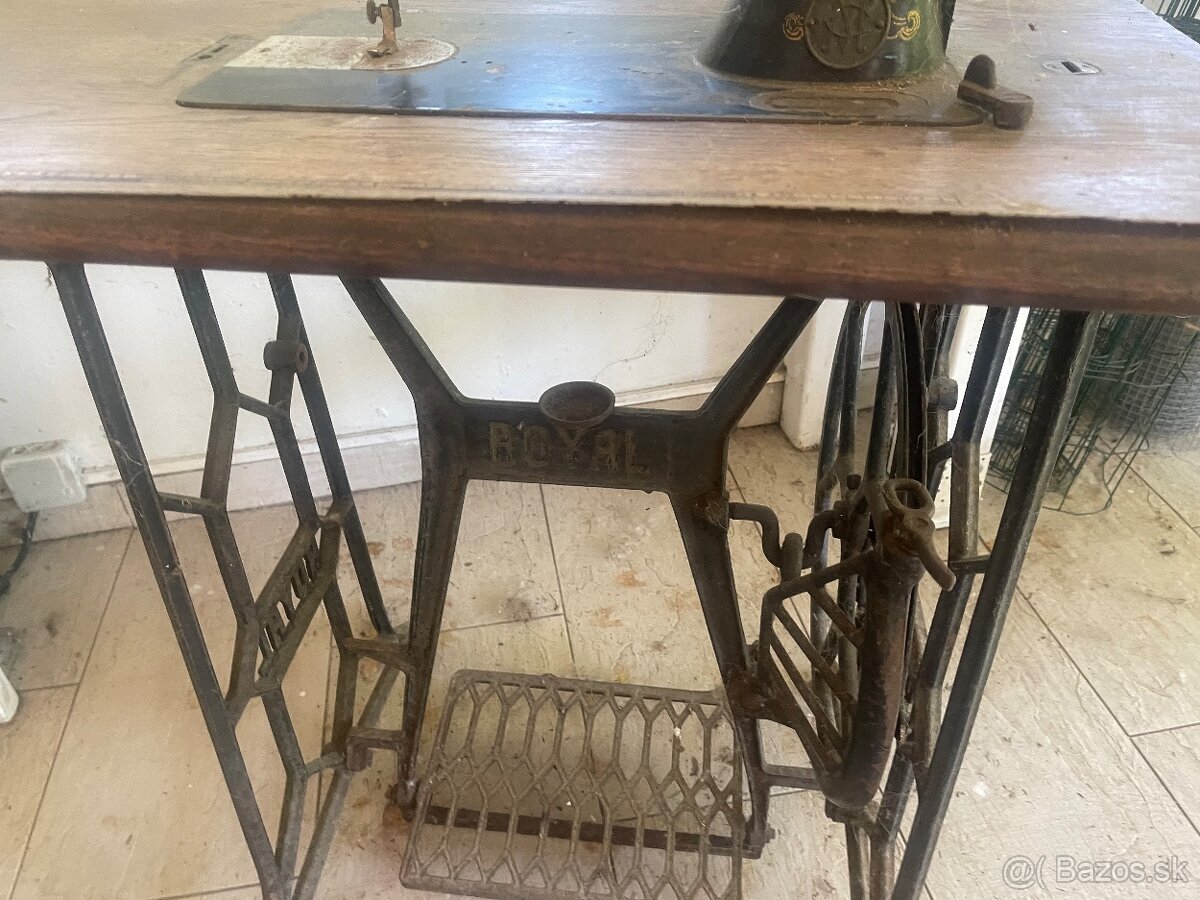 Sijaci stroj vintage Royal 130-rocny