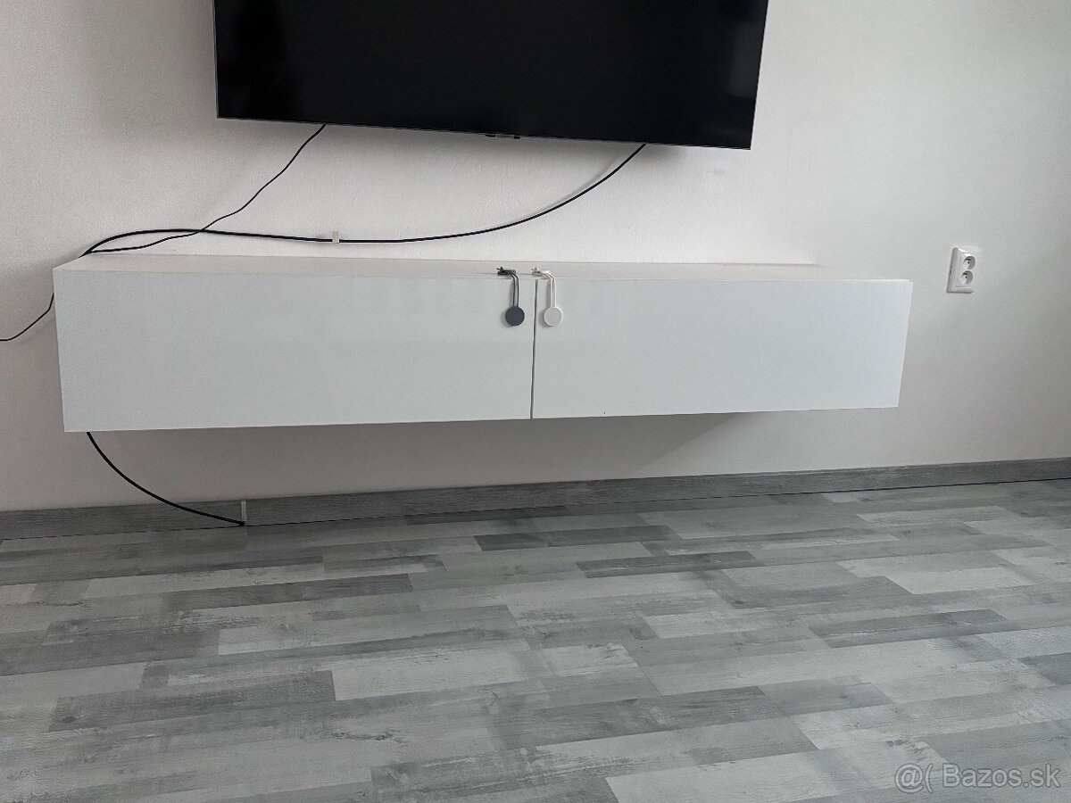 Skrinka pod TV