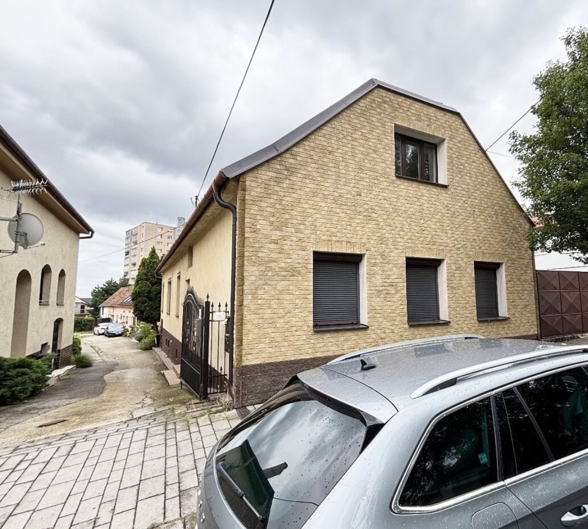 Na predaj - dom 4-izbový, ul. Alstrova, Bratislava III