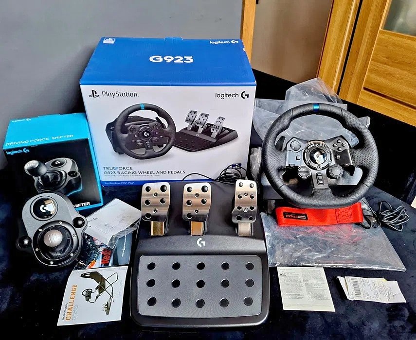 Logitech G923 + pedále + radiaca páka
