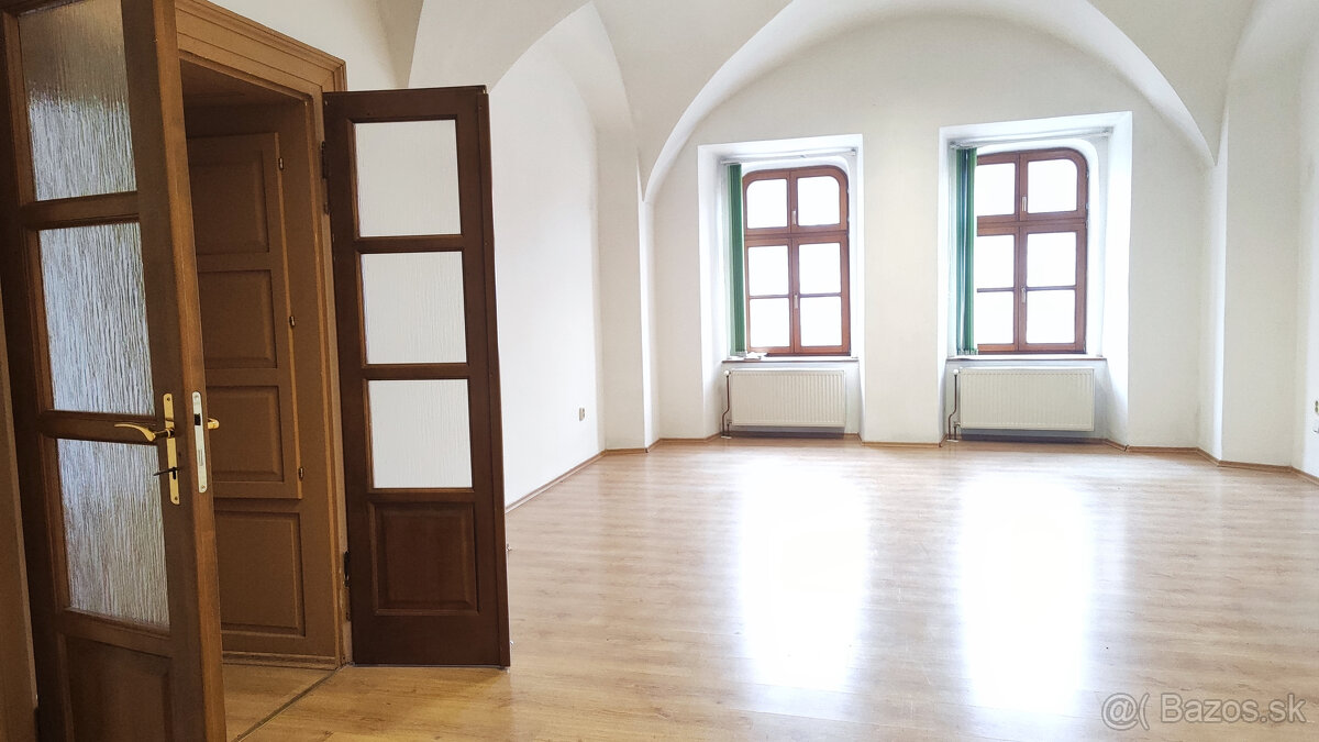 Priestor s parkovacím miestom - na prenájom na Hlavnej ulic