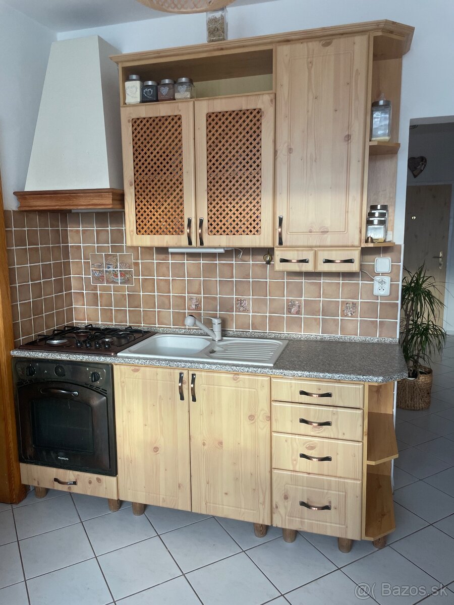 Kuchynská linka so spotrebicmi