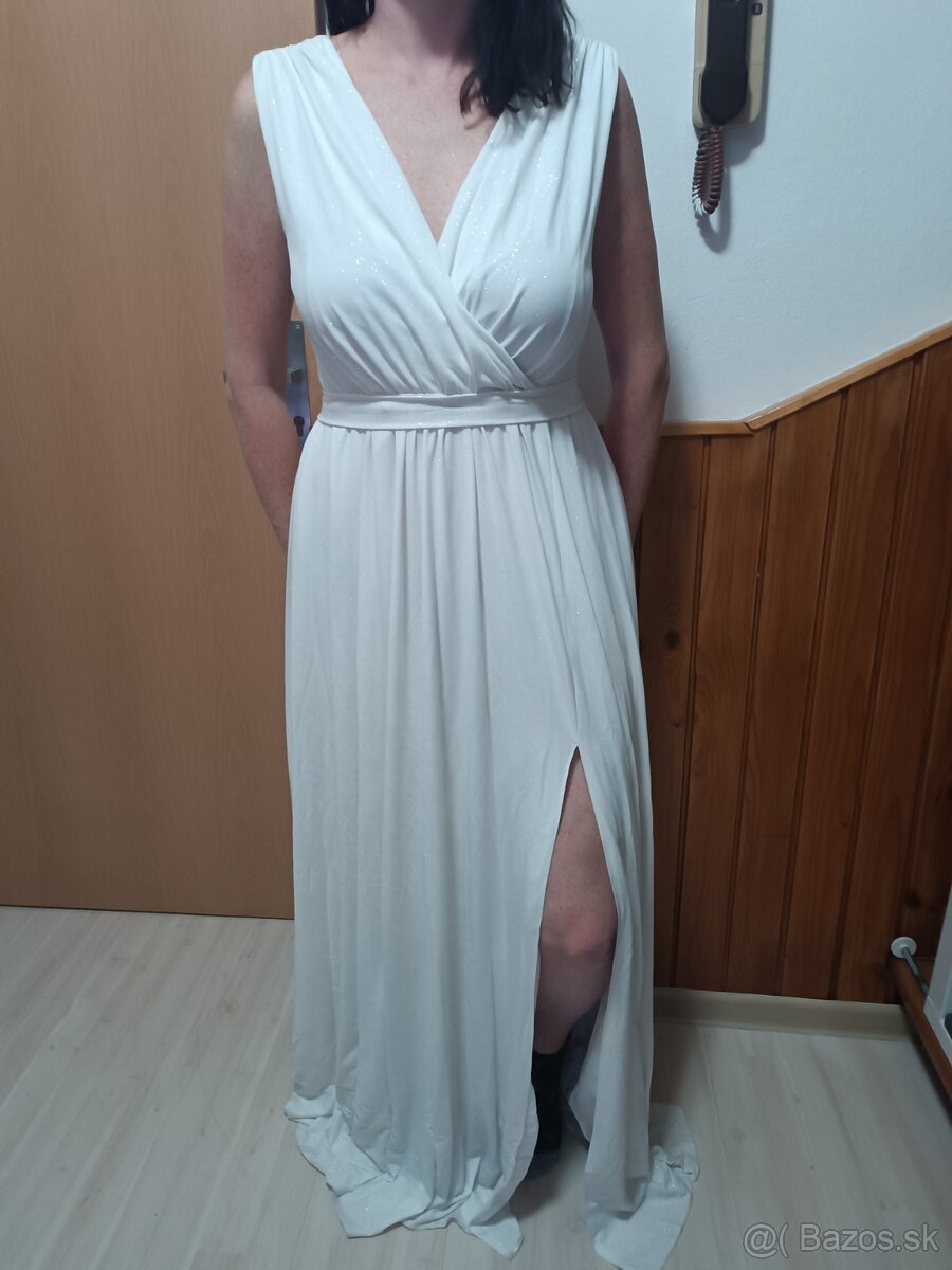 Trblietavé svadobné šaty s rozparkom