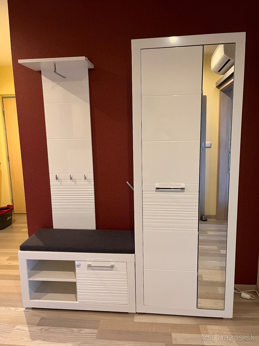 Nabytok do chodby - lavica, vysoka skrinka, skrinka, zrkadlo