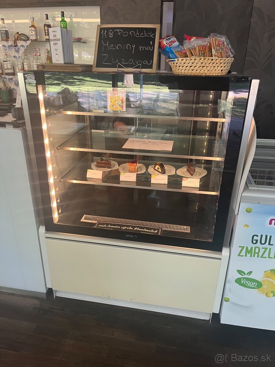 Chladiaca cukrarska vitrina na zakusky