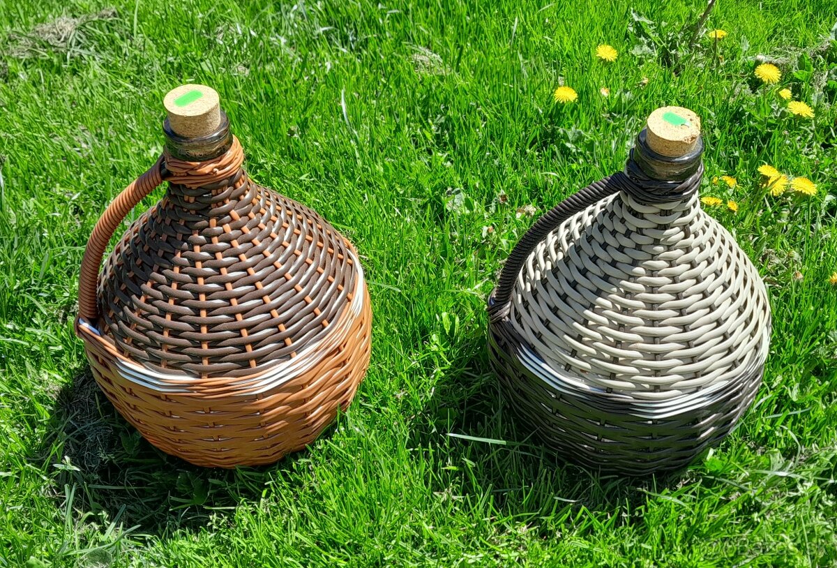 Predam 2ks opletený demizon 10l kus 9eur.