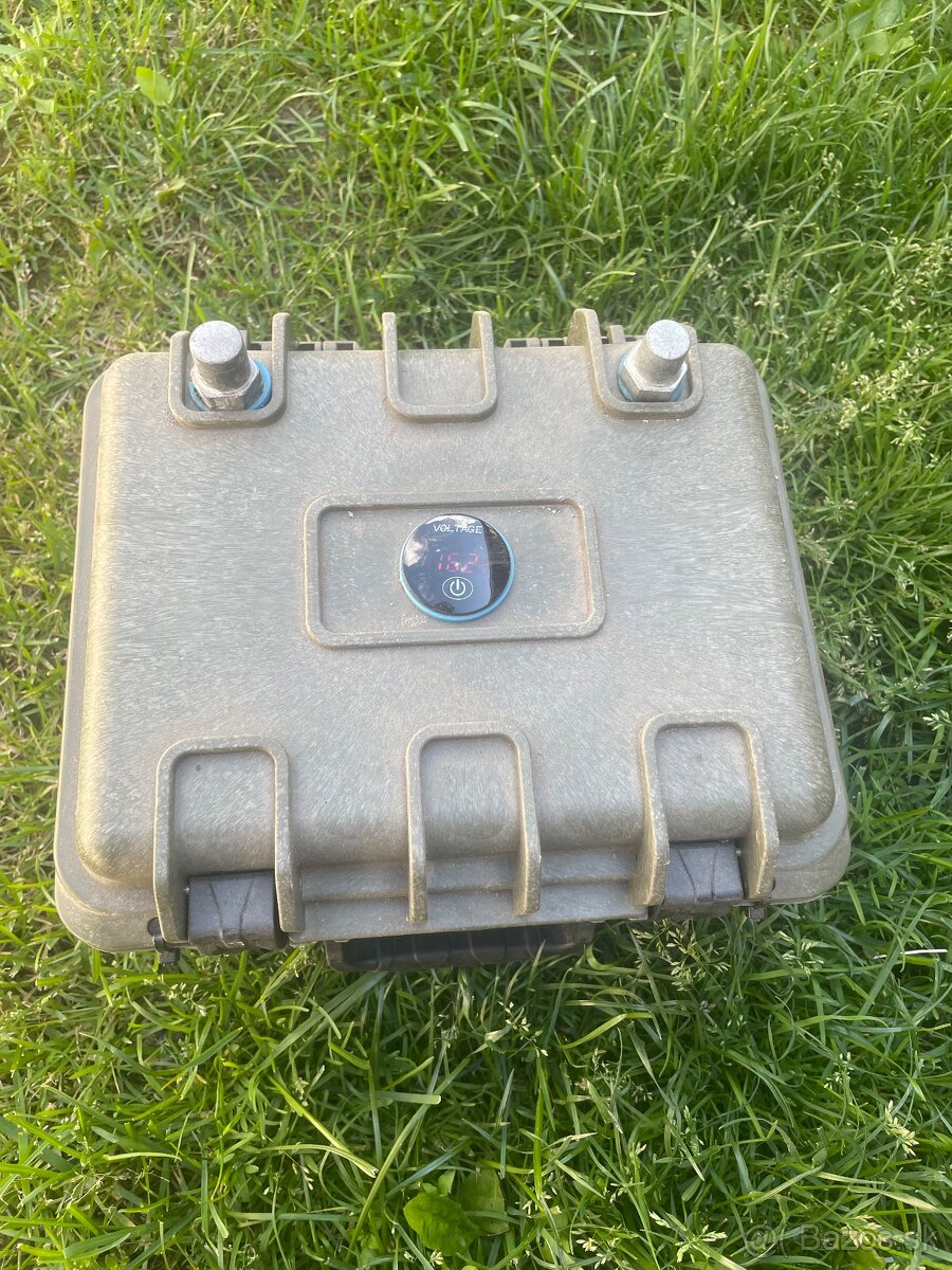12 v 100 Ah Li Ion bateria + 20 v lion nabíjačka