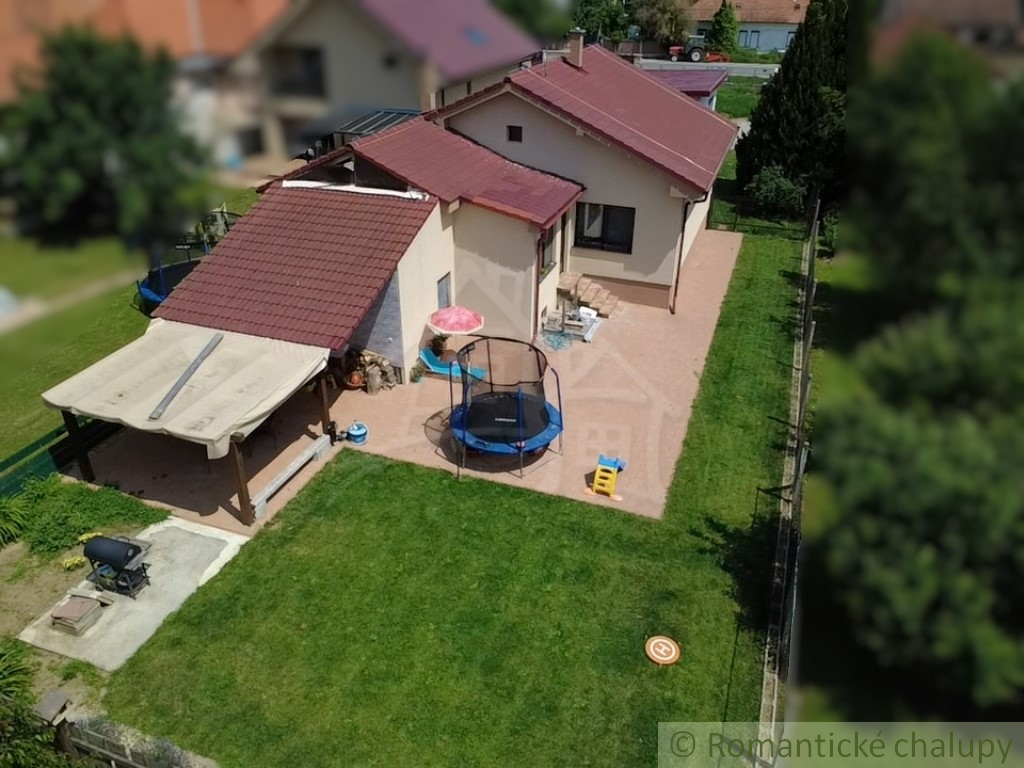 Pekný 3-izbový rodinný dom s veľkým pozemkom a garážou