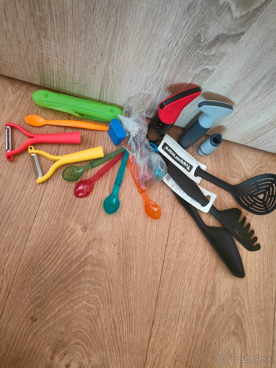 Nové tupperware škrabky, závesné lyžičky, kliešte, vyvrtka