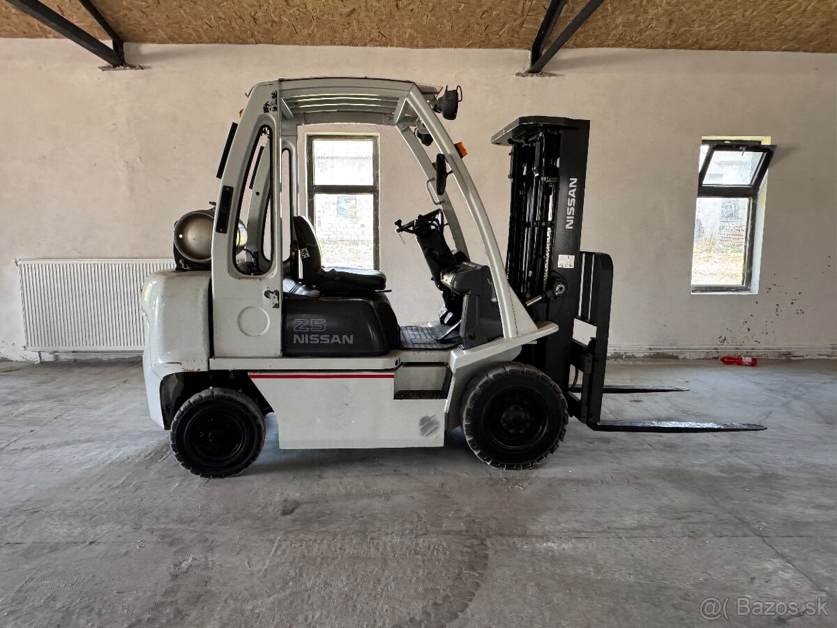 Plynový vysokozdvižný vozík NISSAN 2,5 T. 3500 mth