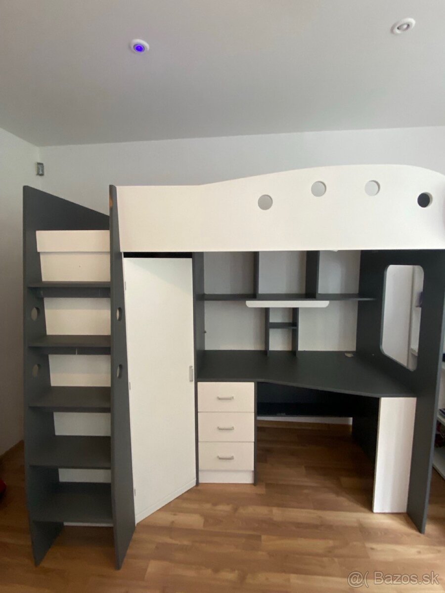 Poschodová posteľ s písacím stolom a skriňou