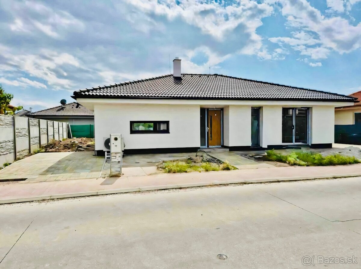NADŠTANDARDNÝ 4-IZBOVÝ BUNGALOV (110M2) V MALINOVE TRI VODY
