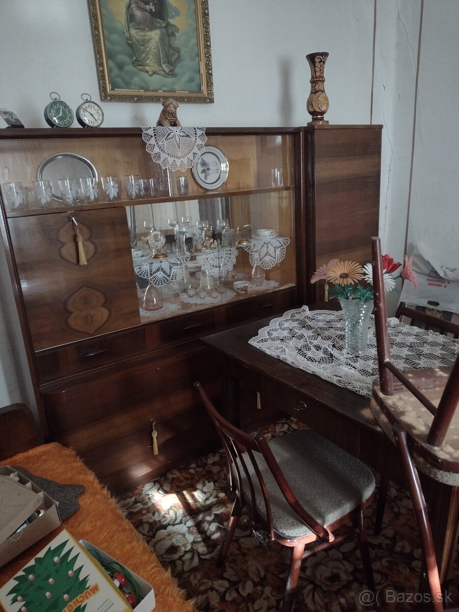 Predám starý nábytok.