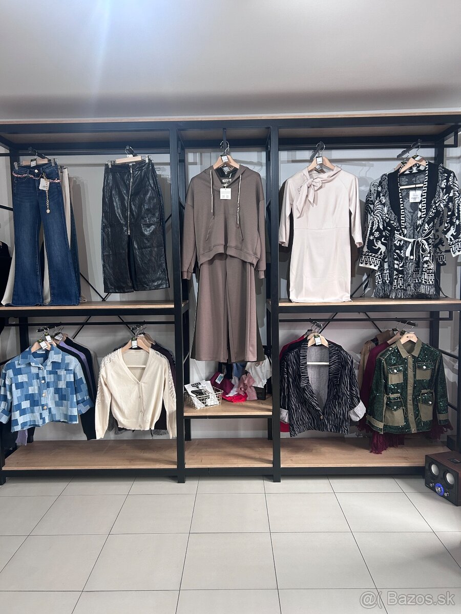 Kovový regál na šatstvo