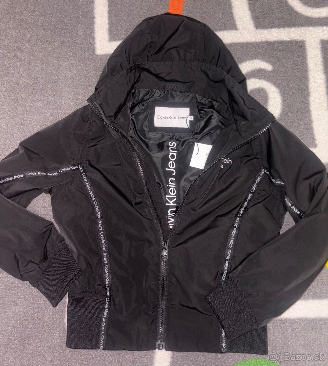 Bunda Calvin Klein v.128 s visačkou