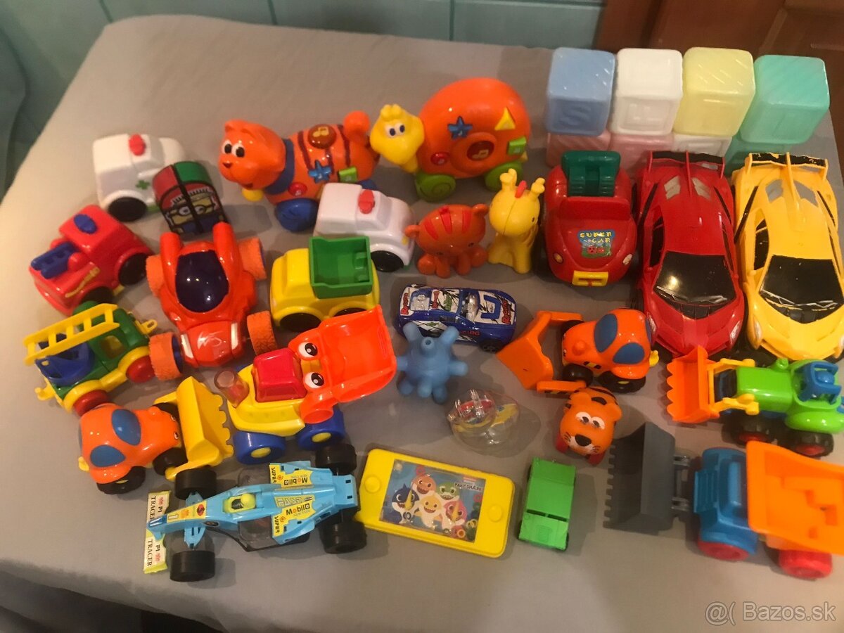 Balík hračiek pre dieťa do 3 rokov, auta a iné