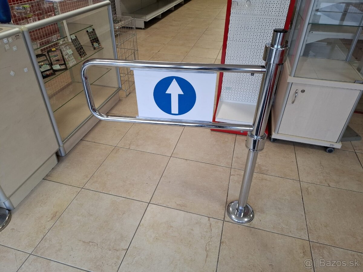 Na predaj chromovaná zábrana na vstup do prevádzky