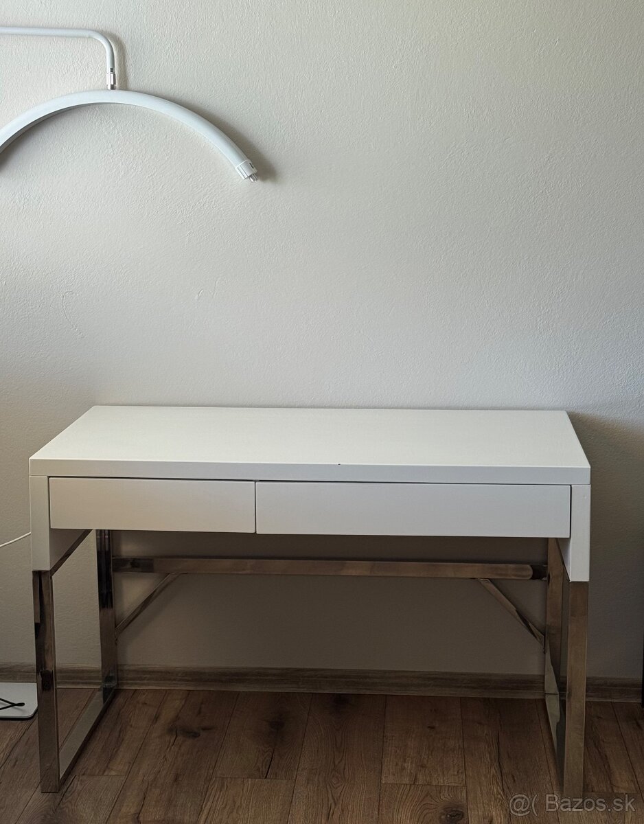 Elegantný kozmetický stôl