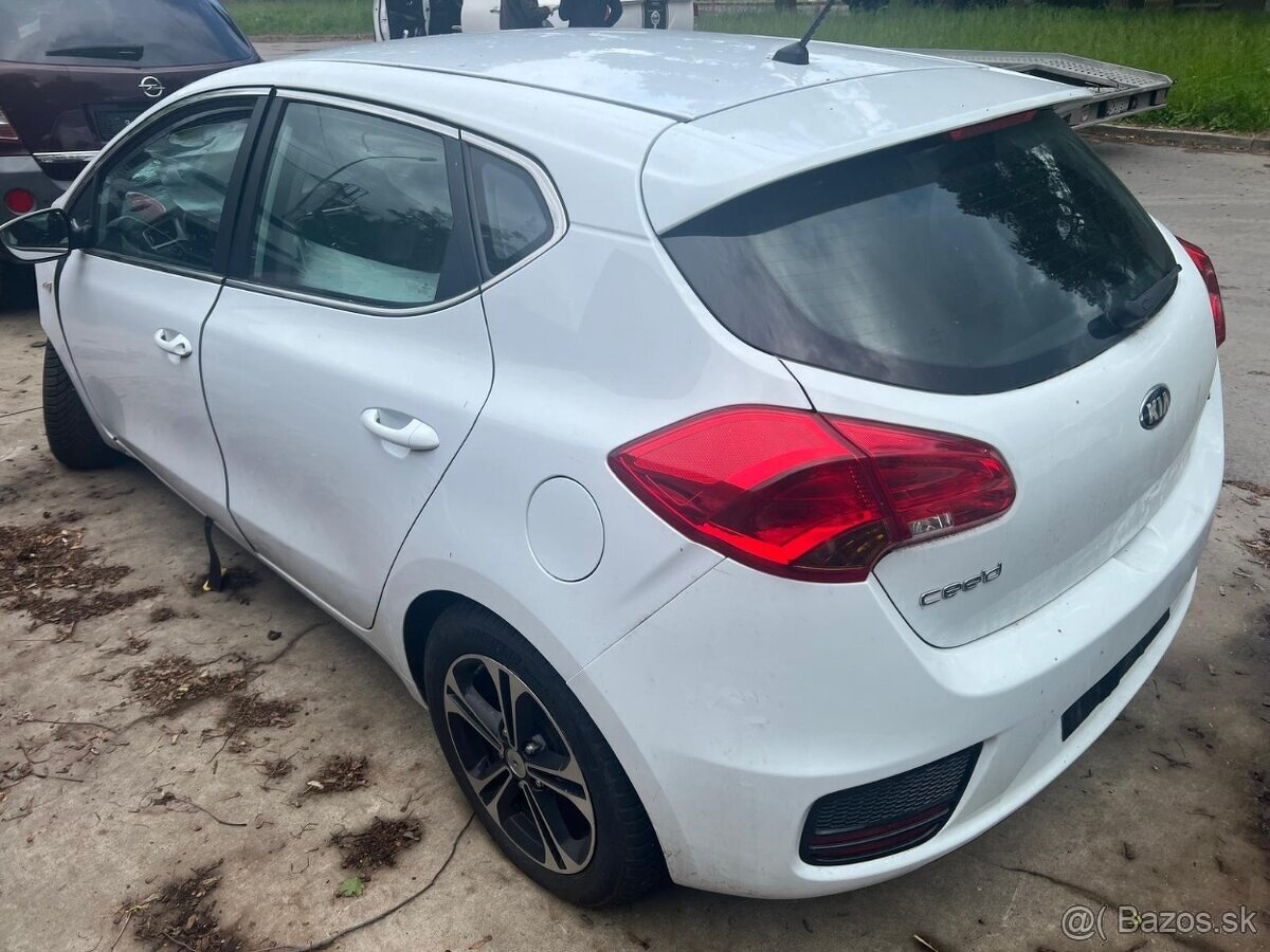 Kia Ceed 2015 predám PIATE DVERE, ZADNÝ NÁRAZNÍK, zadné svet