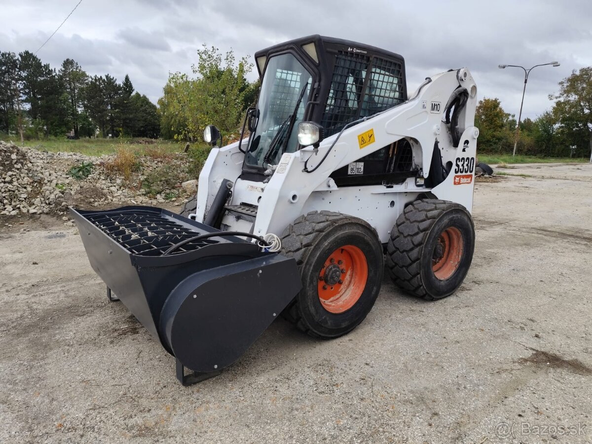 Nakladač Bobcat S330 + príslušenstvo.