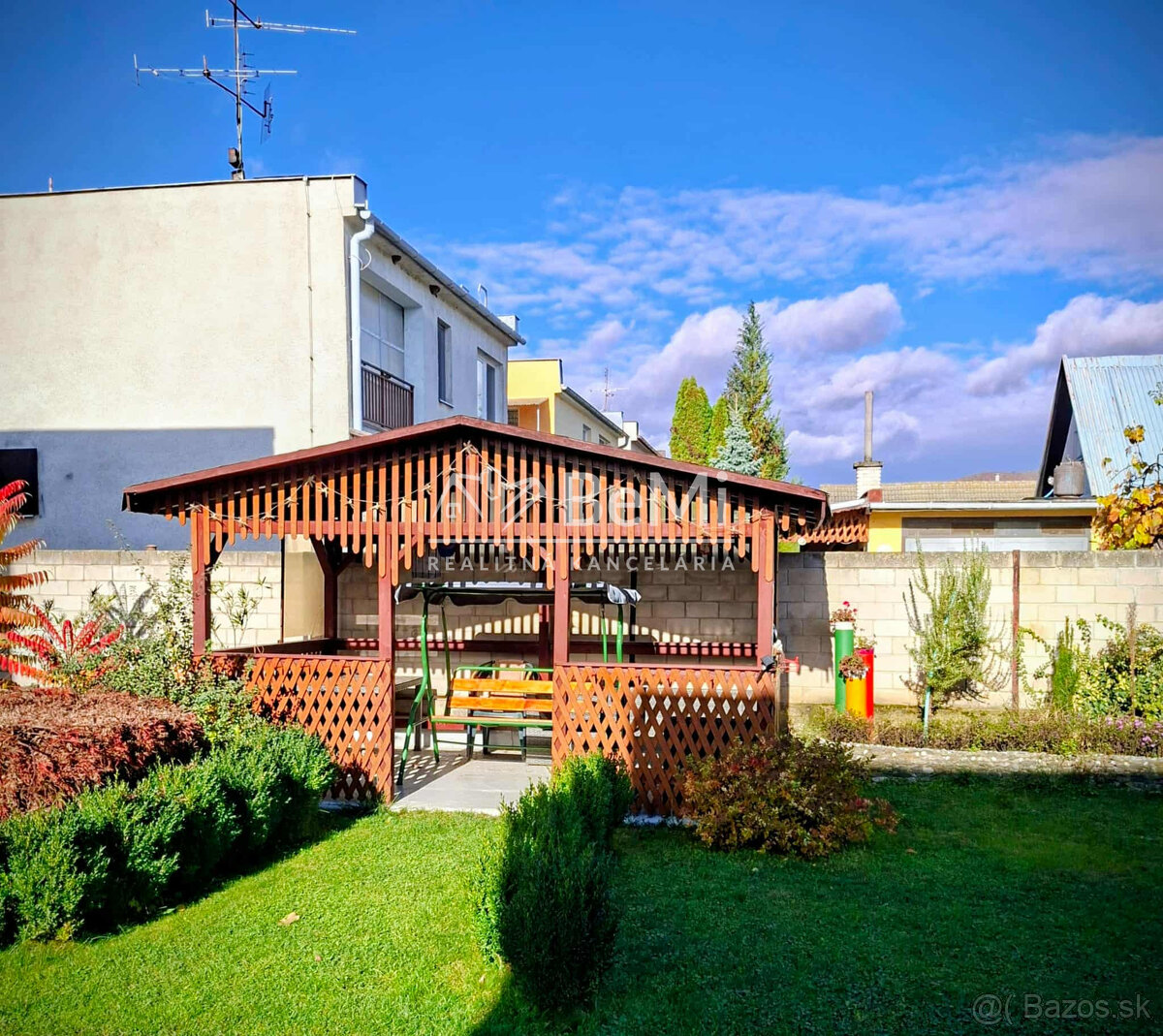 Rodinný dom s veľkou záhradou a garážou v tichej časti Choch