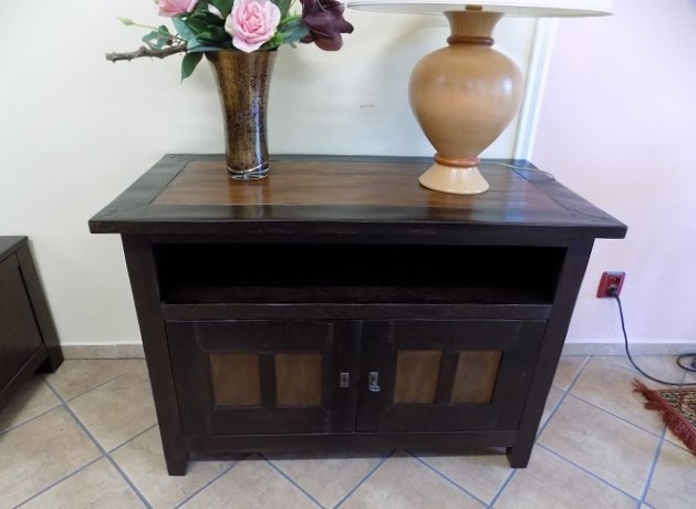 Štýlová komoda z masívu - tmavé drevo