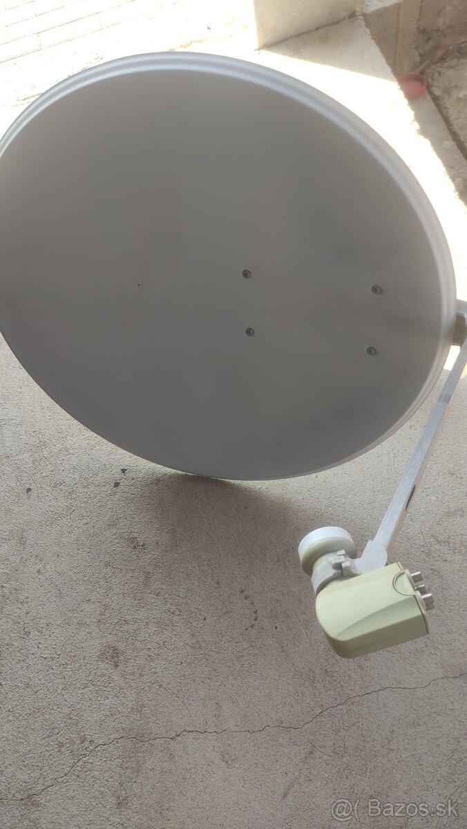 Satelitný tanier s hlavicou a príchytkou