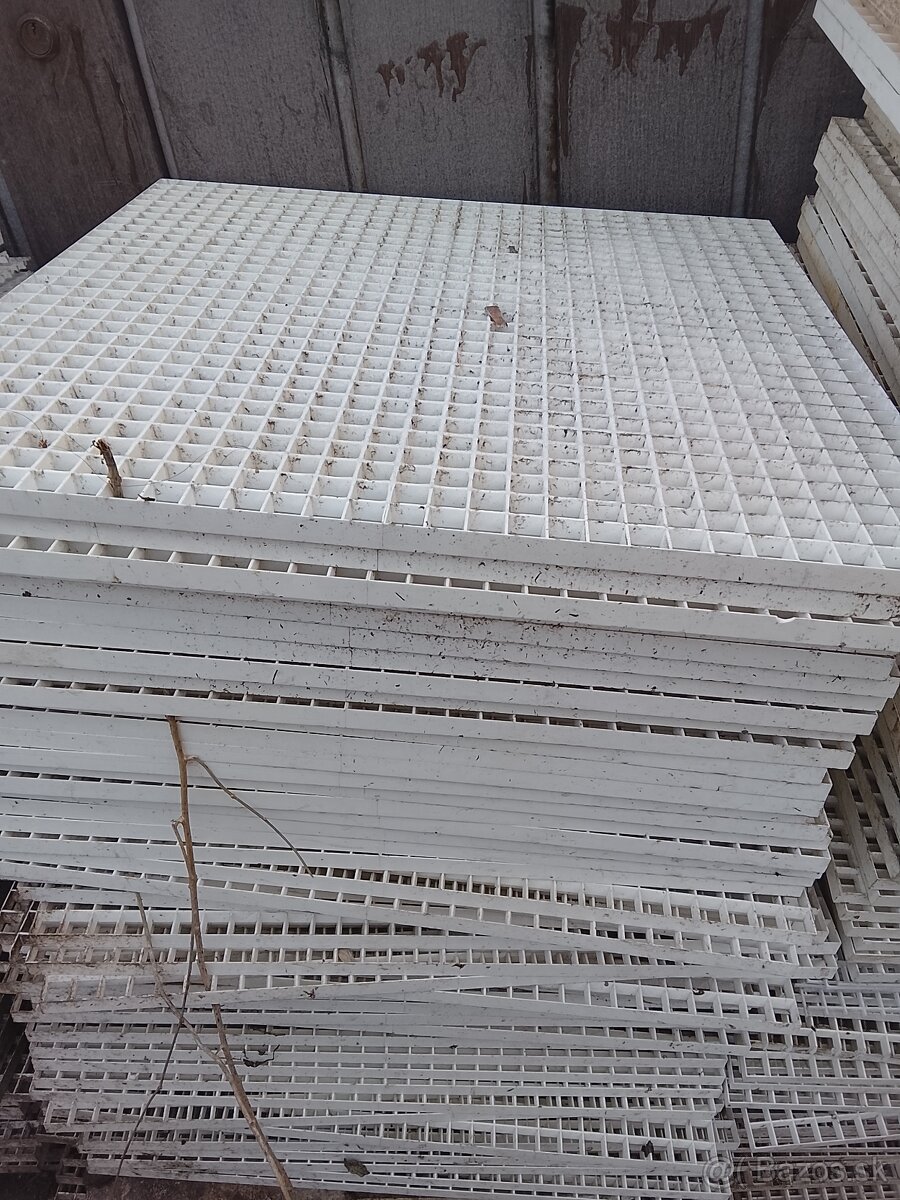 Plastové štvorce pevné