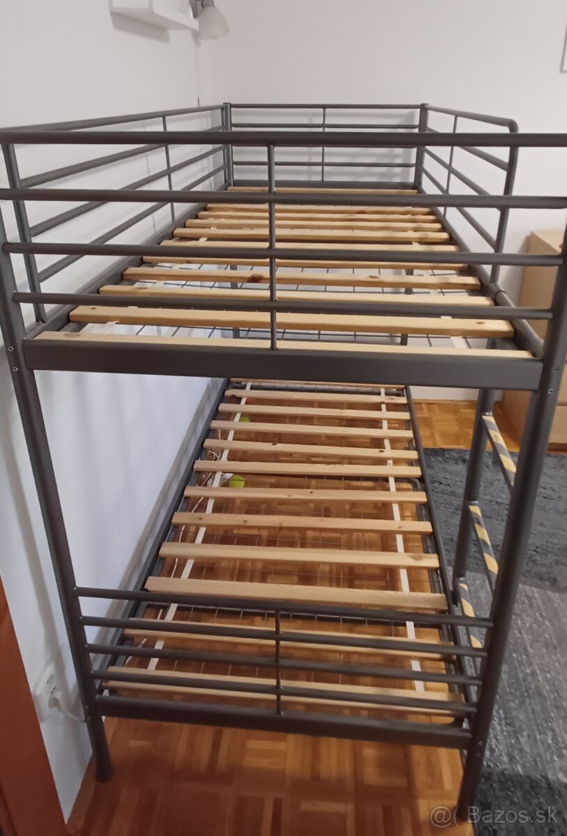Kovová poschodová posteľ