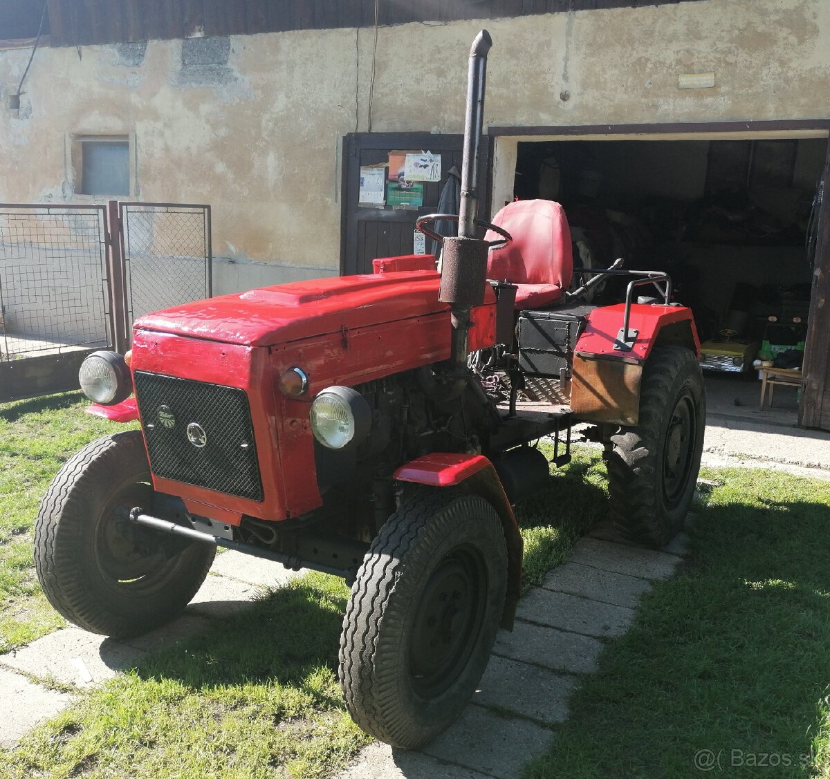 Ponúkam traktor s príslušenstvom