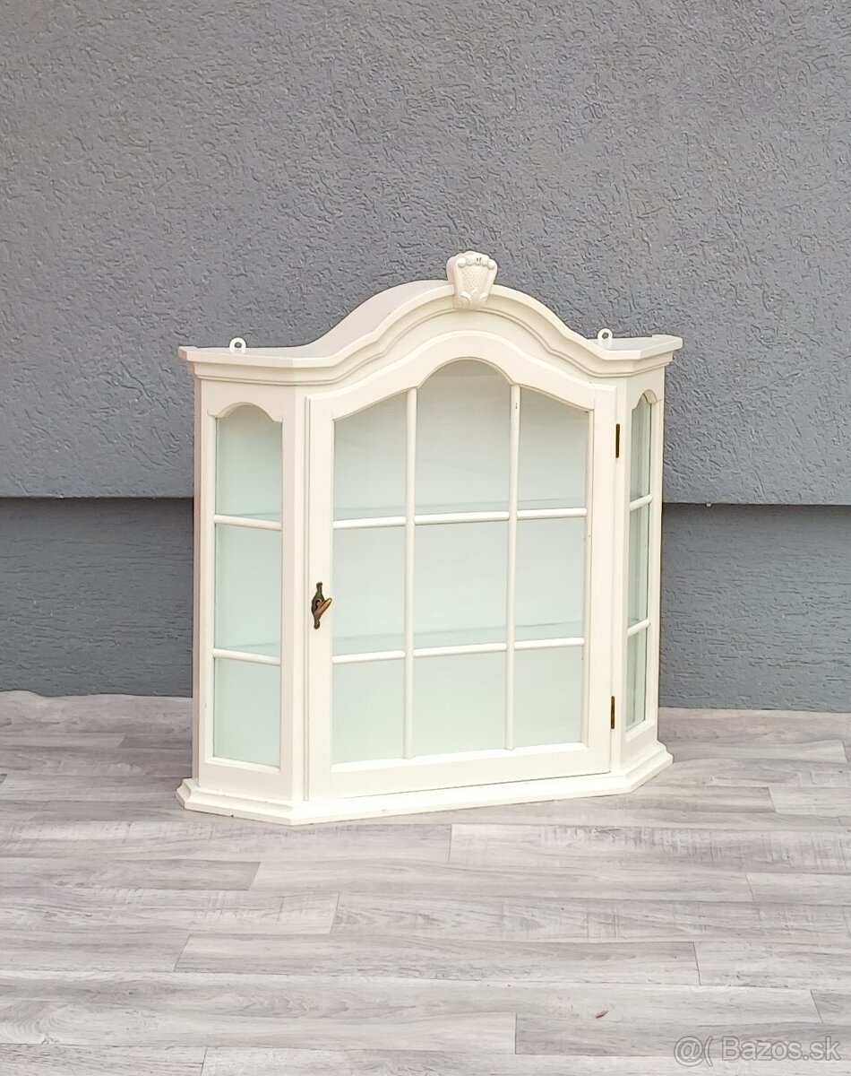 Vitrína biela nástenná.