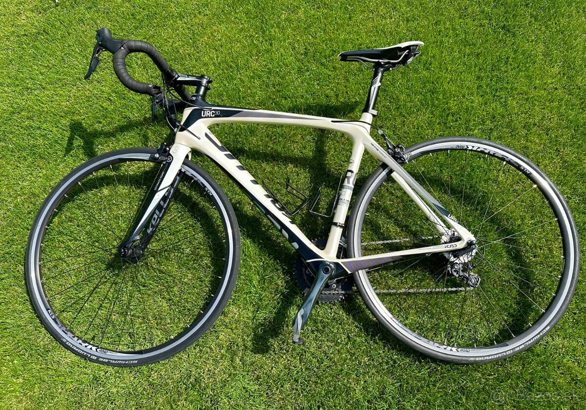 Predám cestný bicykel Kellys URC 30 s karbónovým rámom