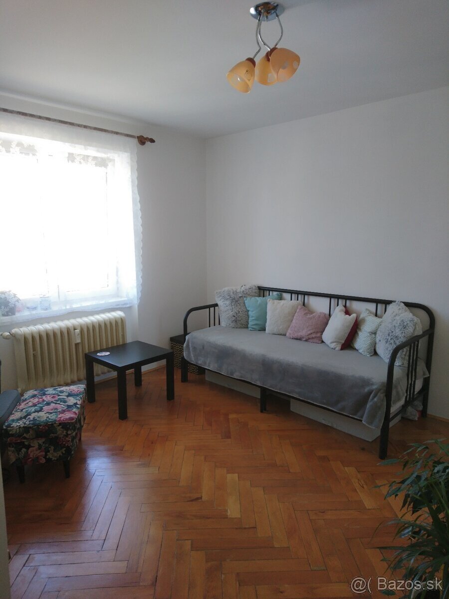 1 izbový byt v centre Popradu ,parkovanie, komplet zariadený