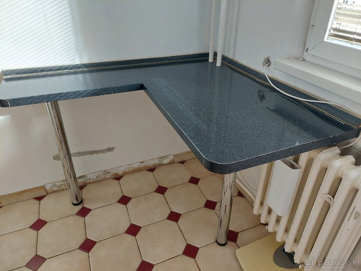 Rohový stolík pod okno
