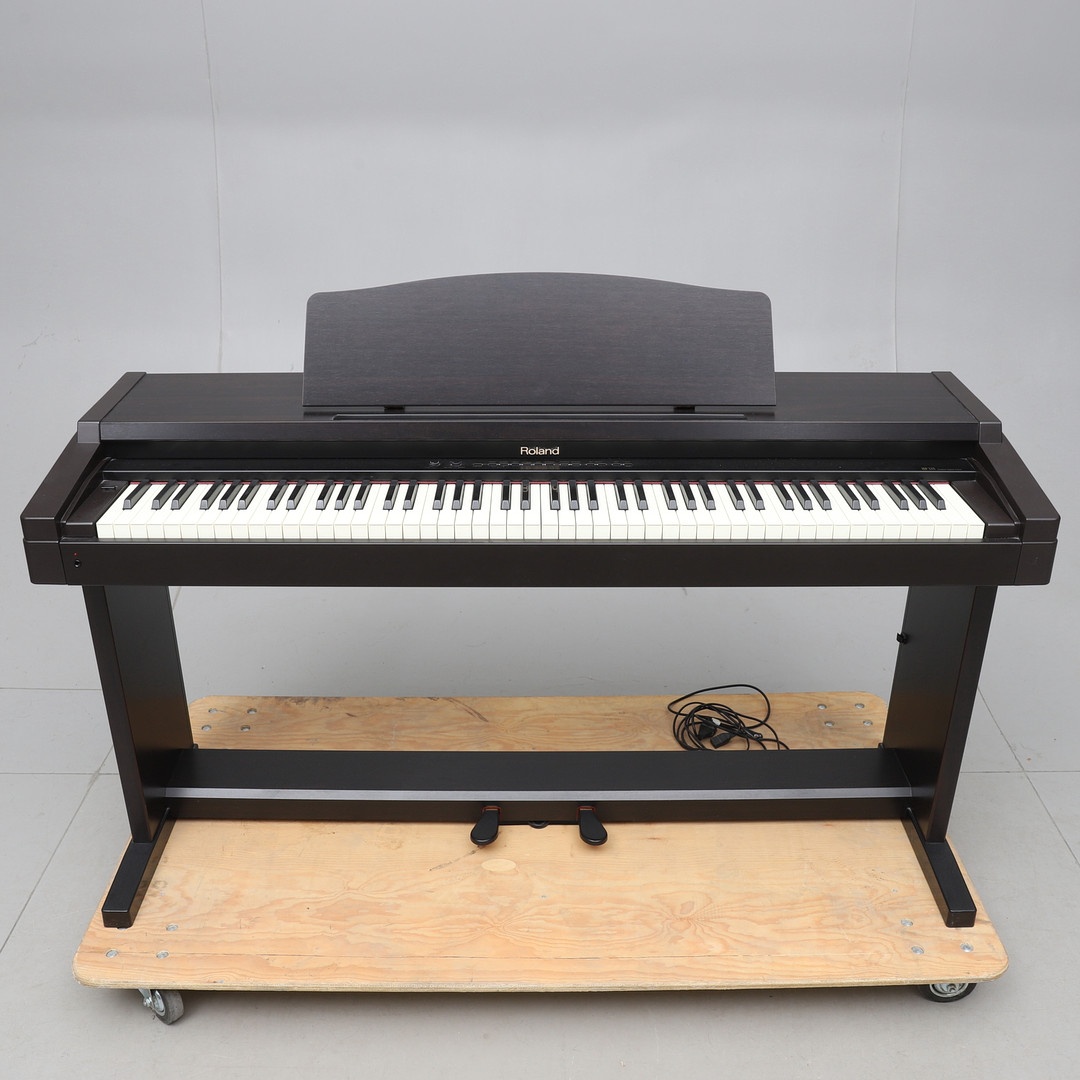 ROLAND HP-135 – Ideálna náhrada akustického klavíra