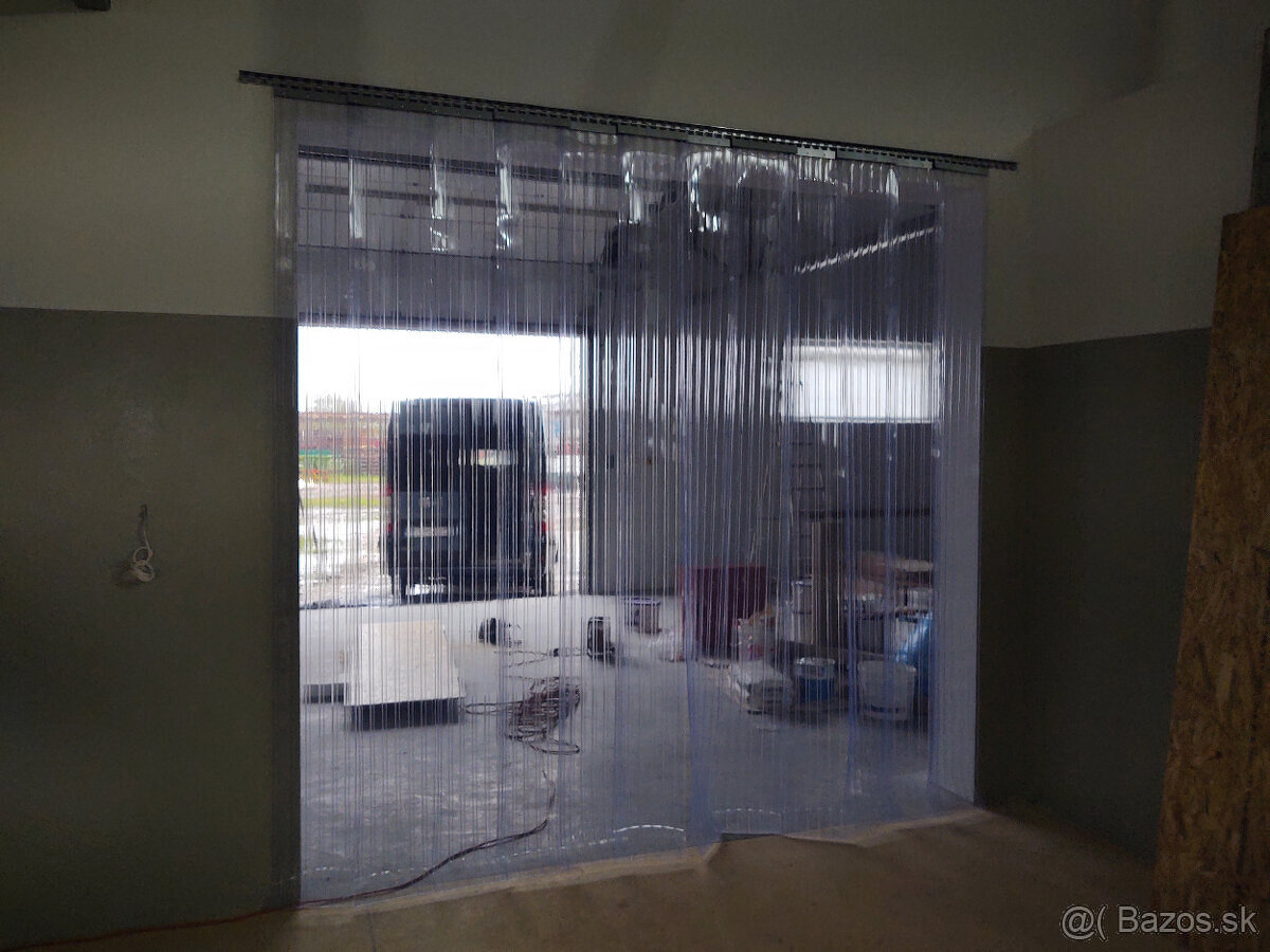 Protiprievanový záves z pvc fólie