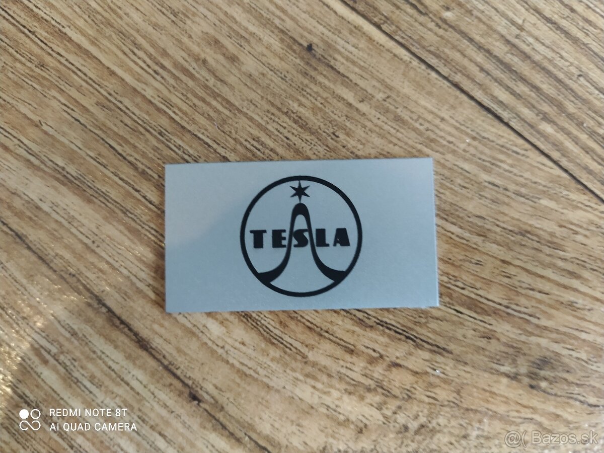 TESLA hliníkový štítok na plexikryt gramofónu