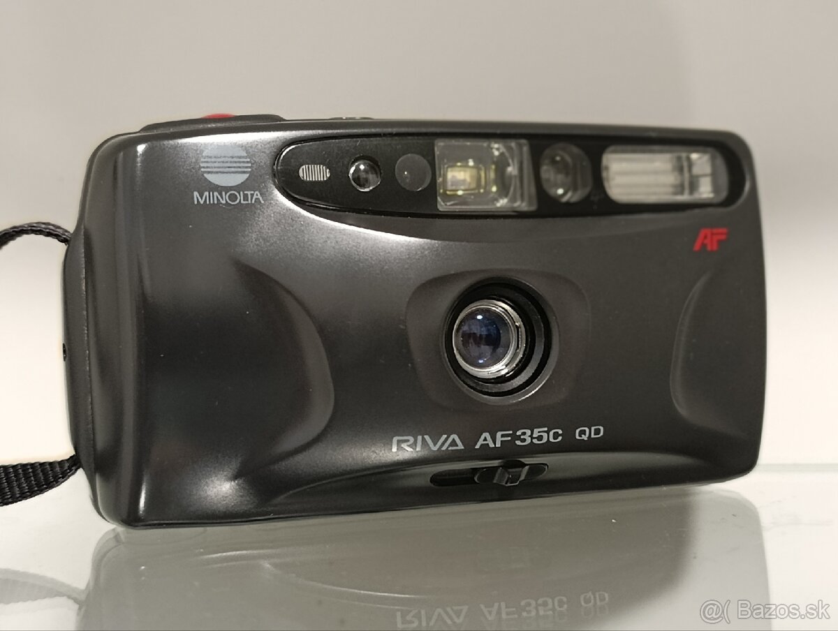 Analógový fotoaparát Minolta s dátumom a časom