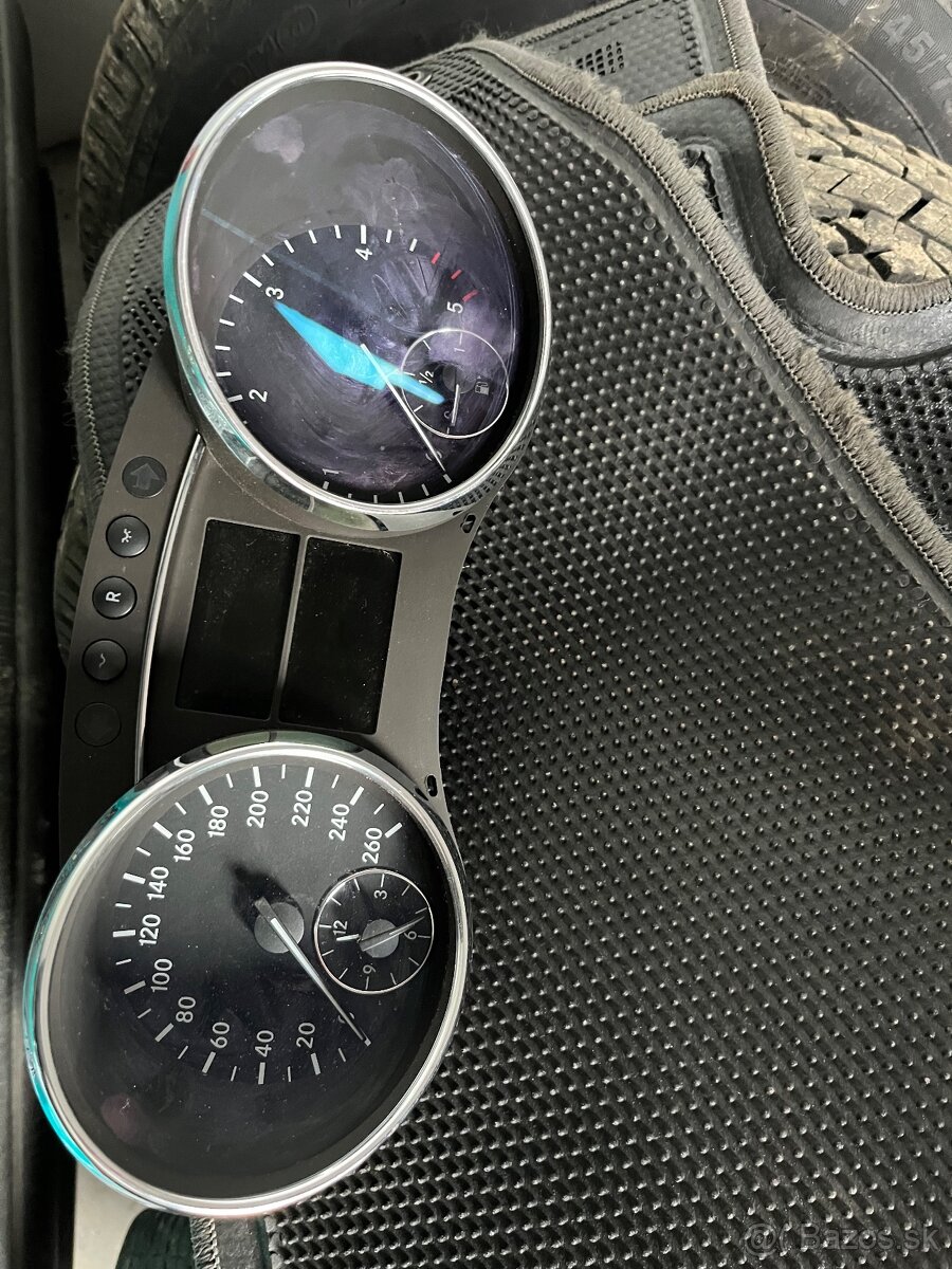 Mercedes R tachometer