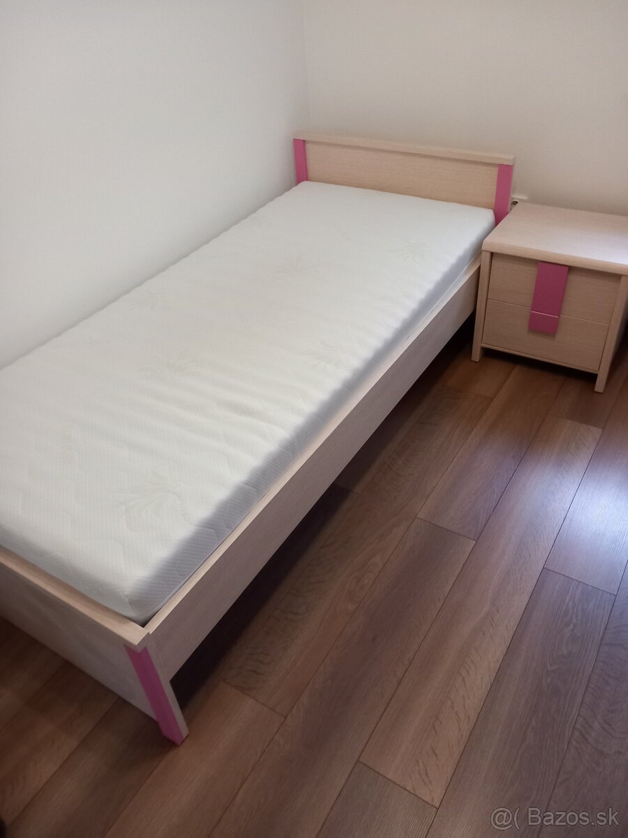 Posteľ s nočným stolíkom